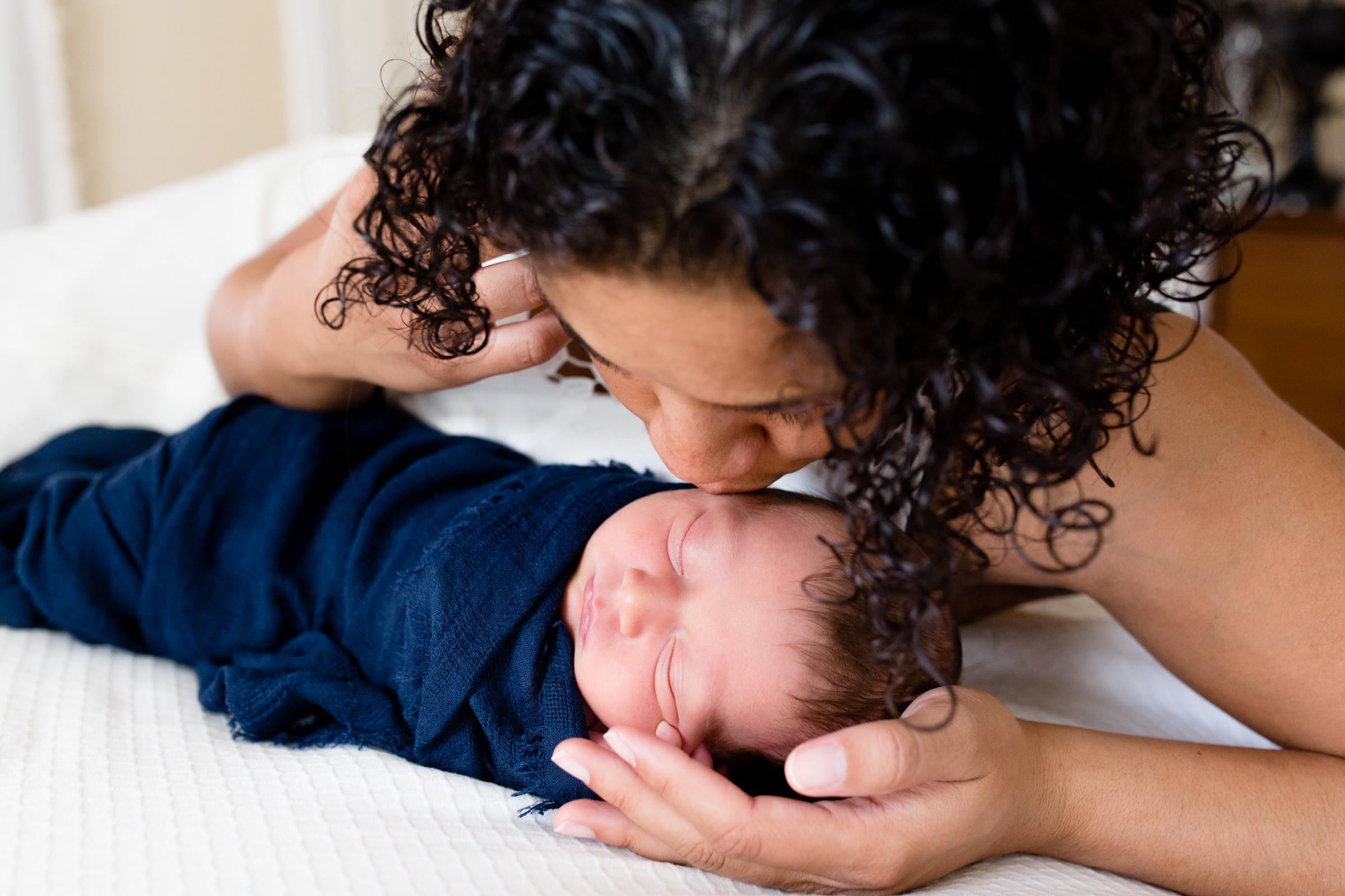 newborn_baby_kisses_mom_photos_Oklahoma_photographer_lifestyle.JPG