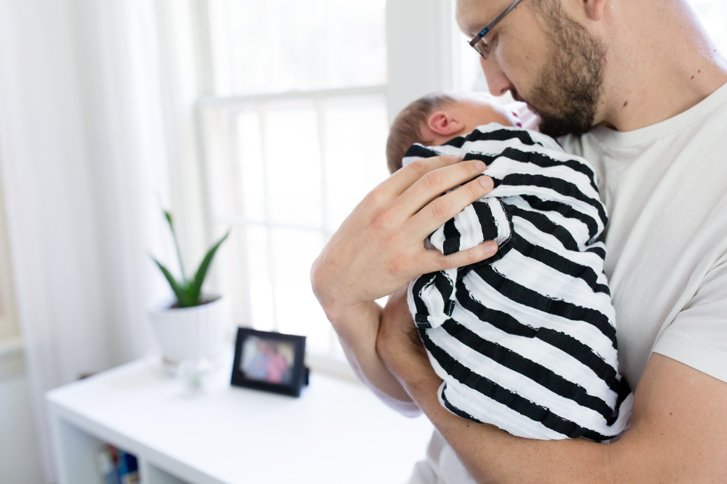 Oklahoma_Newborn_Photographer_Father_In_Home_Light_Documentary.JPG