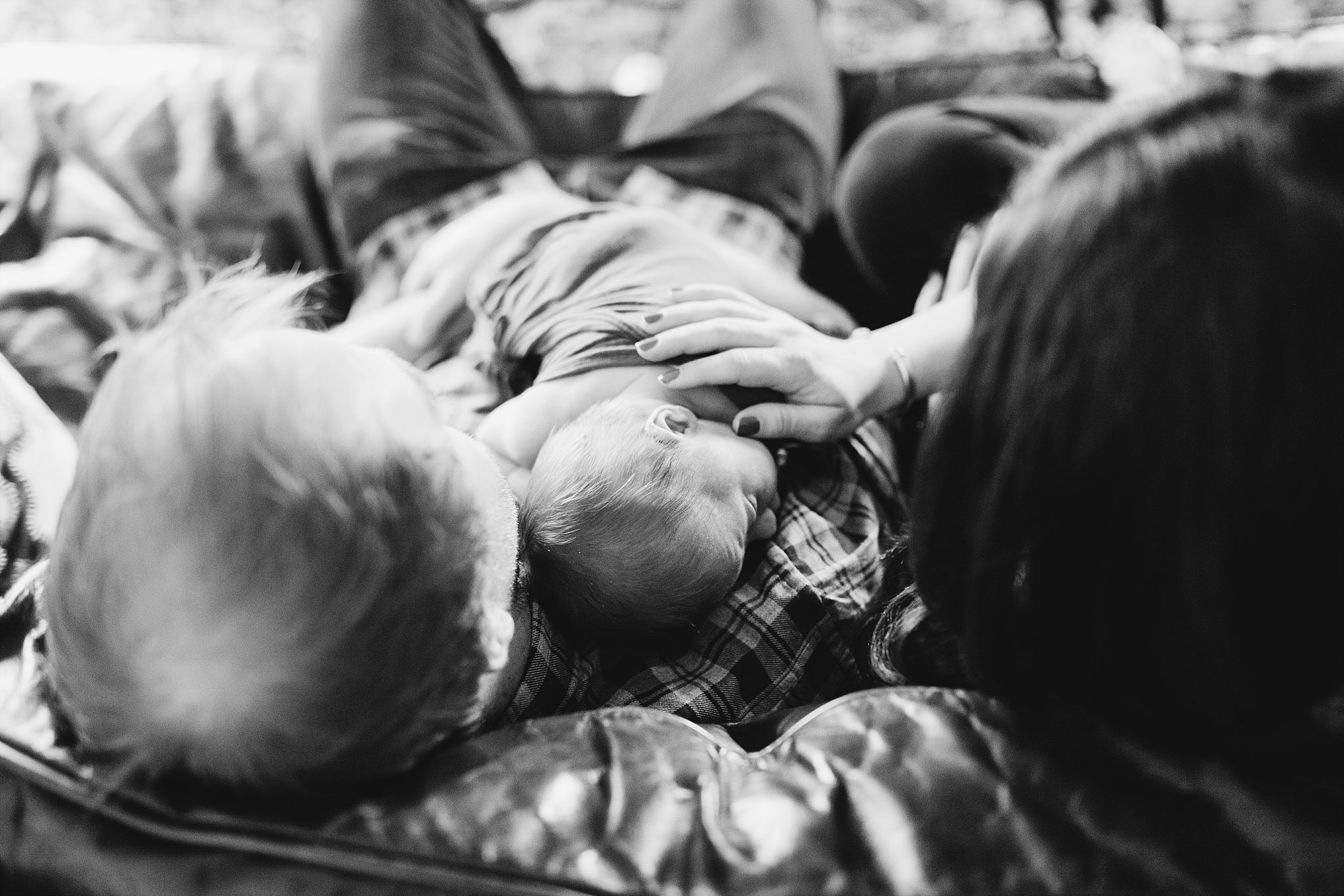 lifestyle-newborn-photographer-oklahoma-mom-dad-baby-black-white.jpg