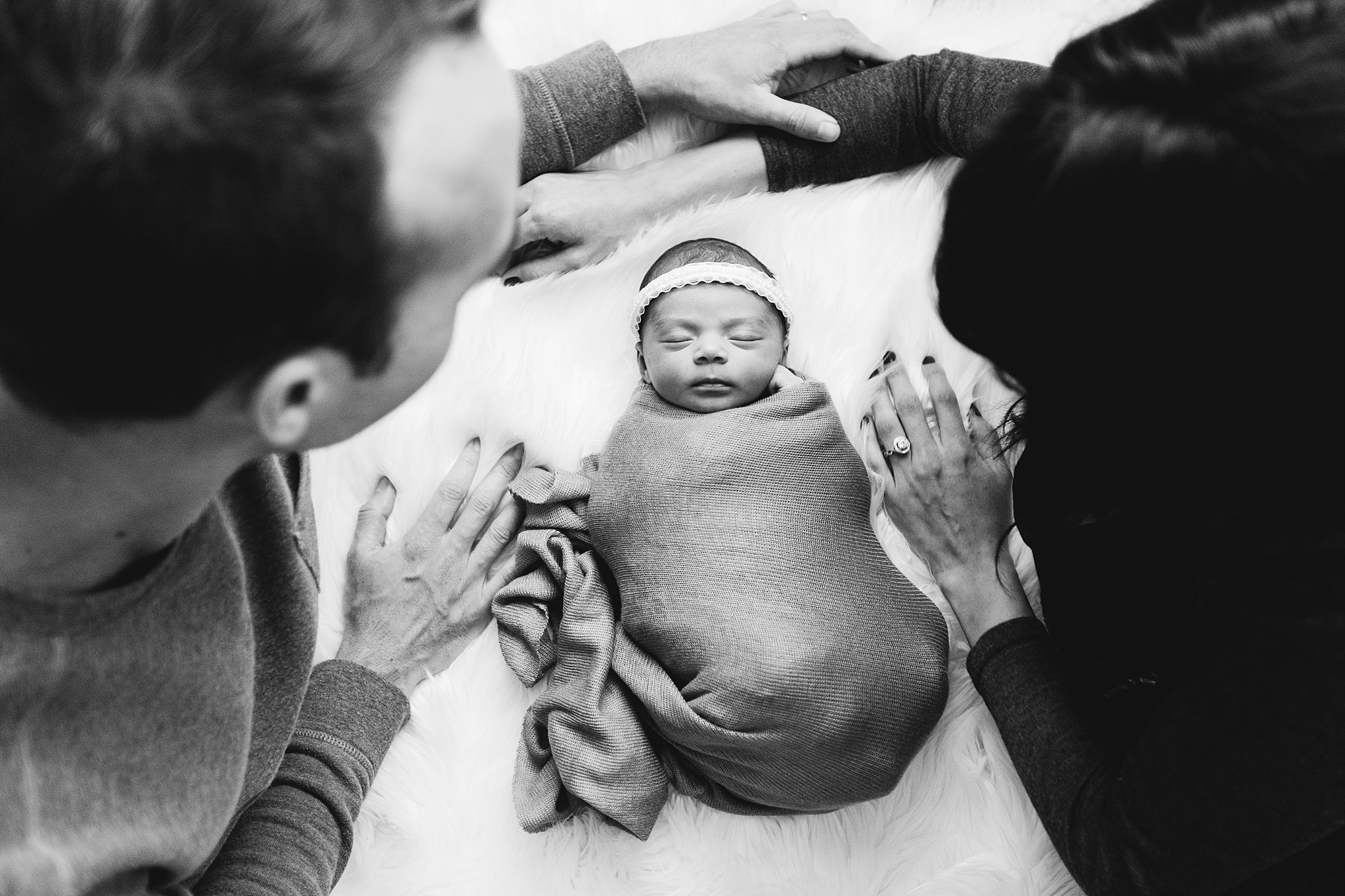 baby-photographers-oklahoma-yukon-black-white-baby-swaddle-family.jpg