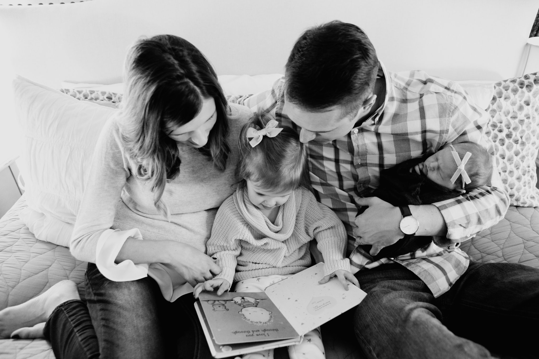 lifestyle-photography-oklahoma-moore-home-newborn-black-white.jpg