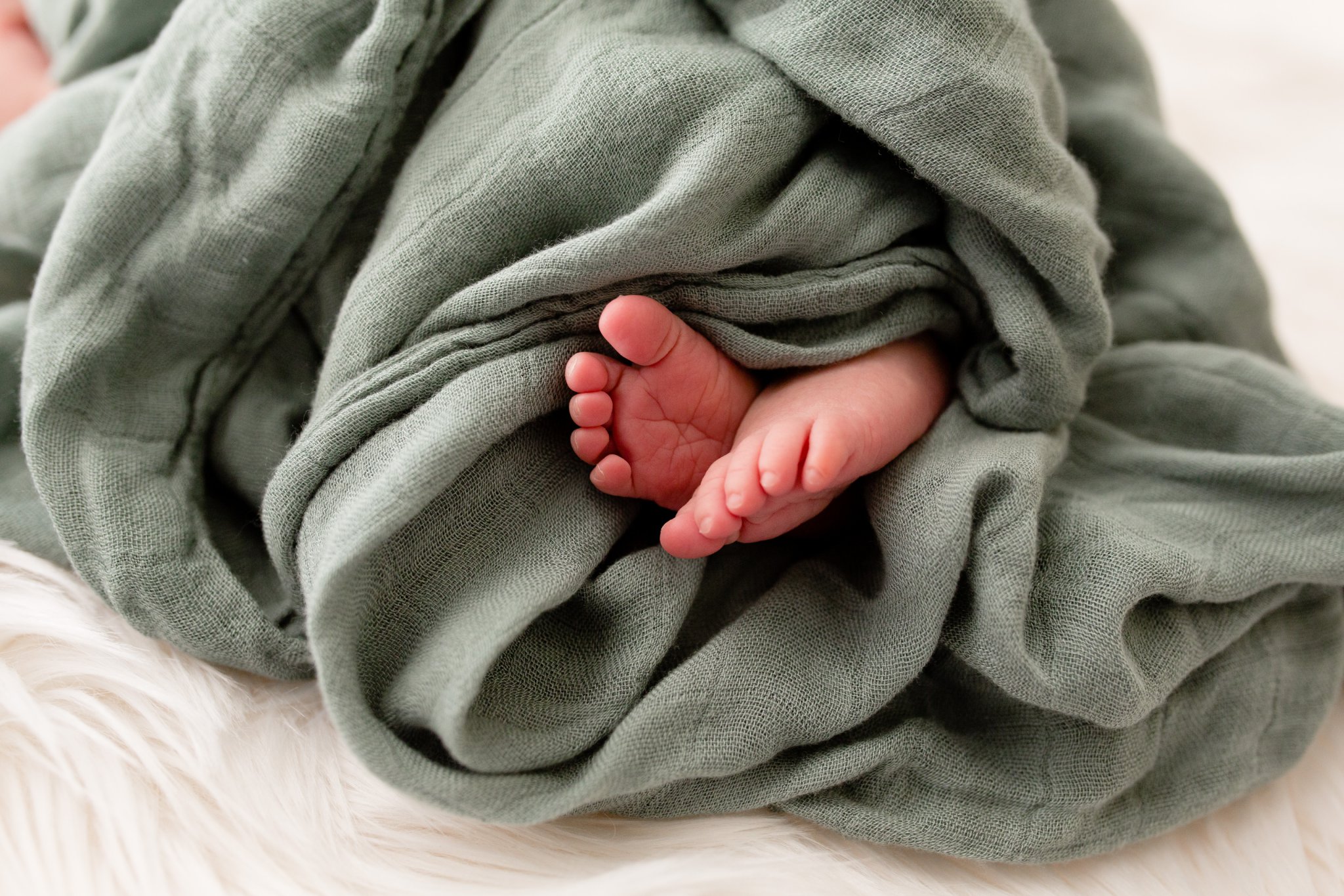 portrait-photographer-okc-newborn-lifestyle-baby-feet.jpg