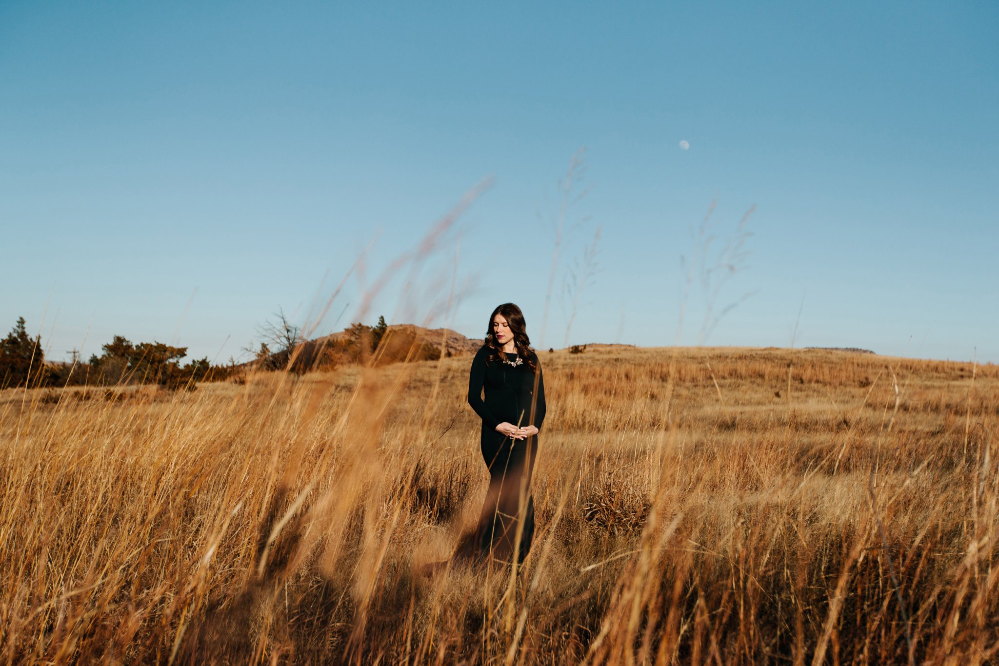 oklahoma-travel-photography-maternity-outdoors-field-sunset-wichita-mountains.jpg