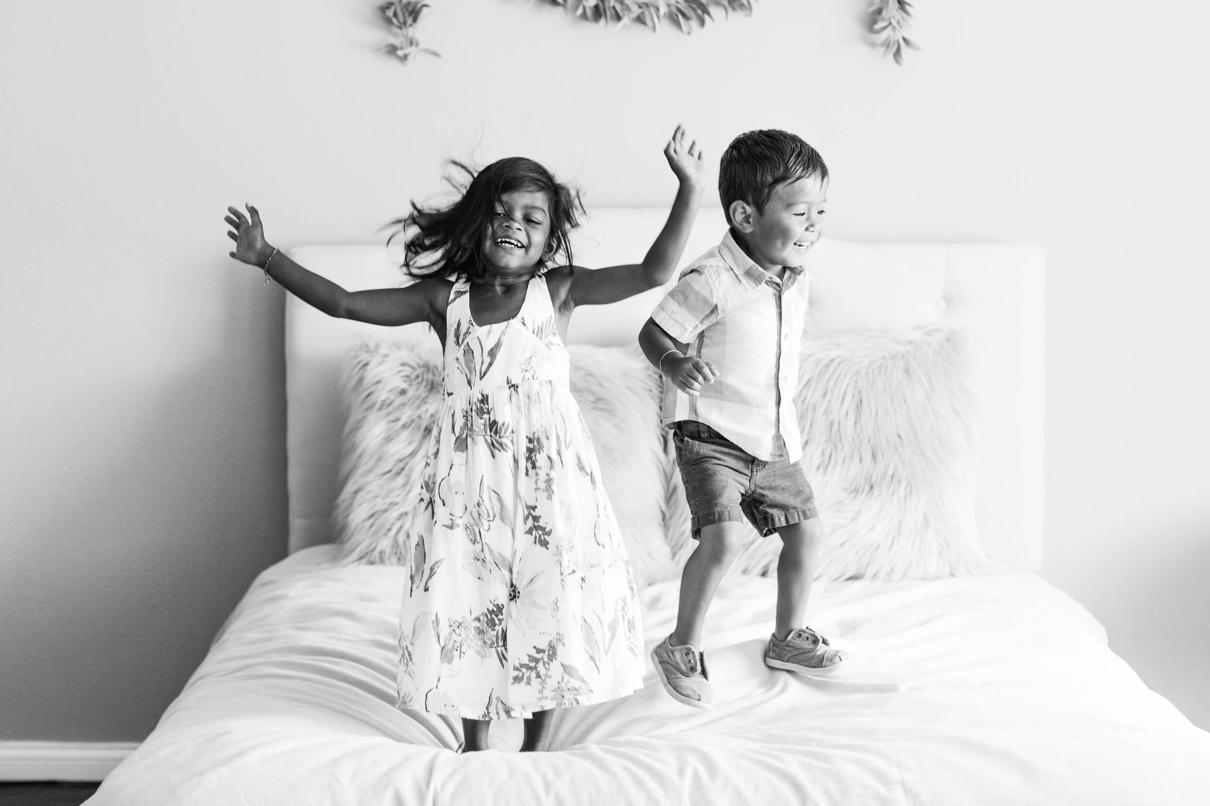 funfamilyphotographernaturaljumpingonbedphotos