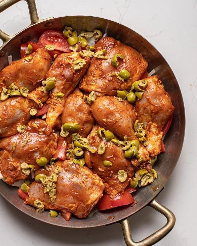 ❤️Braised chicken a la new york shuk style with harissa and olives❤️Head to our stories to see the steps. (Featuring a secret ingredient @deliciousshots introduced me to) ⚡️Recipe will go on our website this weekend. Photos by @mariamidoes