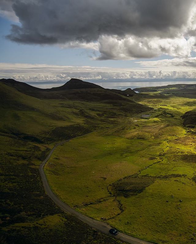 That golden light...
⠀
Traversing the Isle of Skye in Scotland, there were so many fleeting moments of light. While majority of the time on this particular trip was spent in foggy/cloudy conditions, this particular day the sun peeked through...
⠀ 
Fo