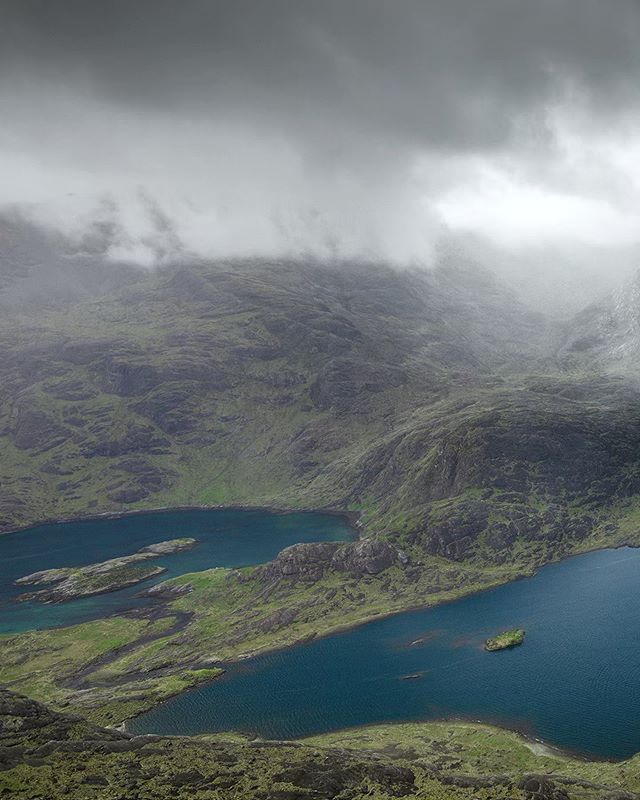 The views from the Black Cuillin hike in Scotland.
⠀
It was an eight mile round-trip, ~2,300 foot gain hike in chilly conditions (I had five layers on!). The misty/rainy conditions made some parts of the trail really slippery; I slipped on two separa