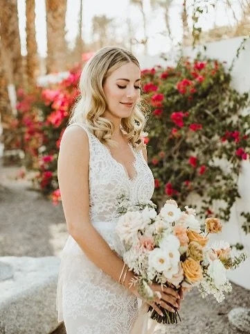 When the bride chooses timeless elegance, the kind that still turns heads even four years later 👰🏼&zwj;♀️ #classicbride #timelessbeauty
&bull;
&bull;