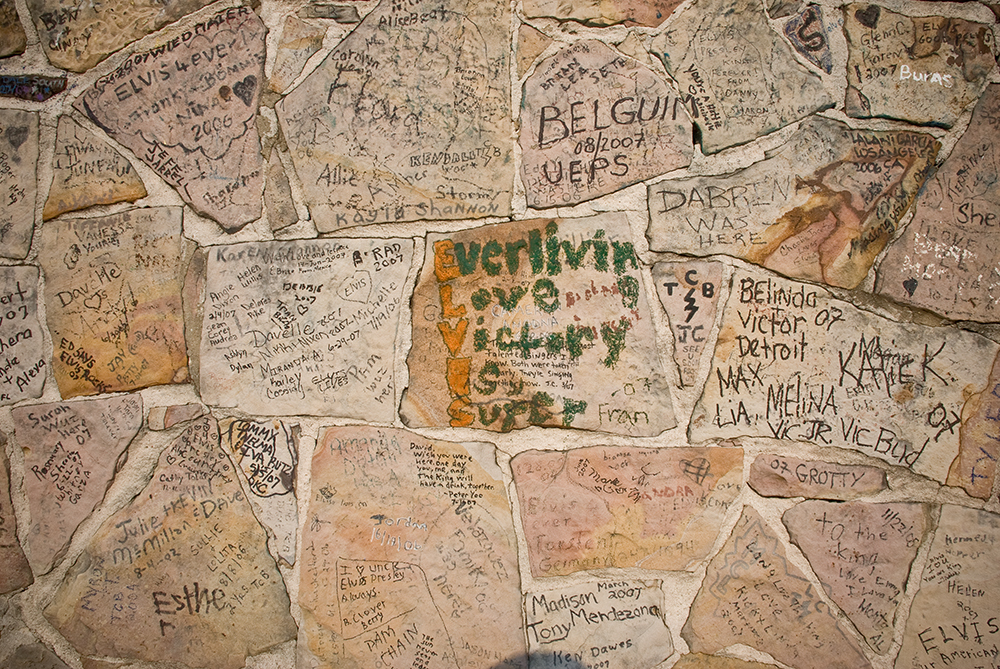 Tributes on the wall surrounding the home of the King, Graceland.