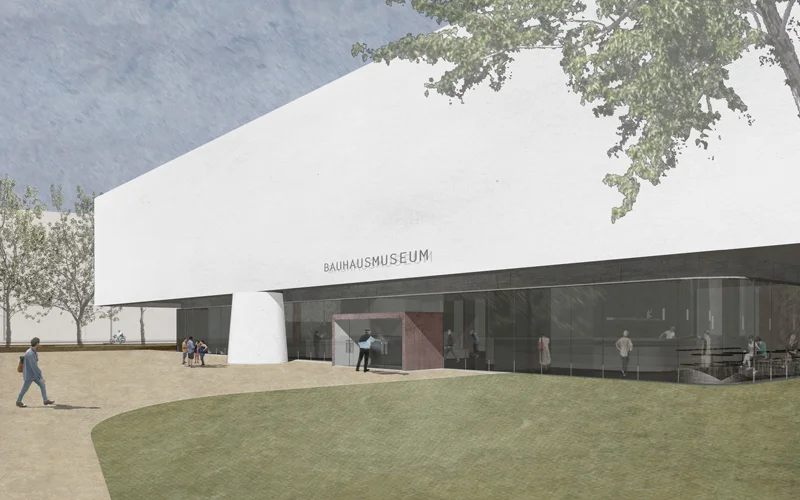 Ein großes, rechteckiges Gefäß, auf vier kräftigen Pfeilern im Dessauer Stadtpark abgestellt: das neue Bauhausmuseum. Der über 2.100m2 große Ausstellungsbereich, in dem die Schätze des „Kosmos Bauhaus“ gezeigt und erklärt werden, ist von der Umgebung vollkommen abgeschottet: Hier stehen die Geschichte und Werke des Bauhaus im Mittelpunkt des Geschehens. >>>>