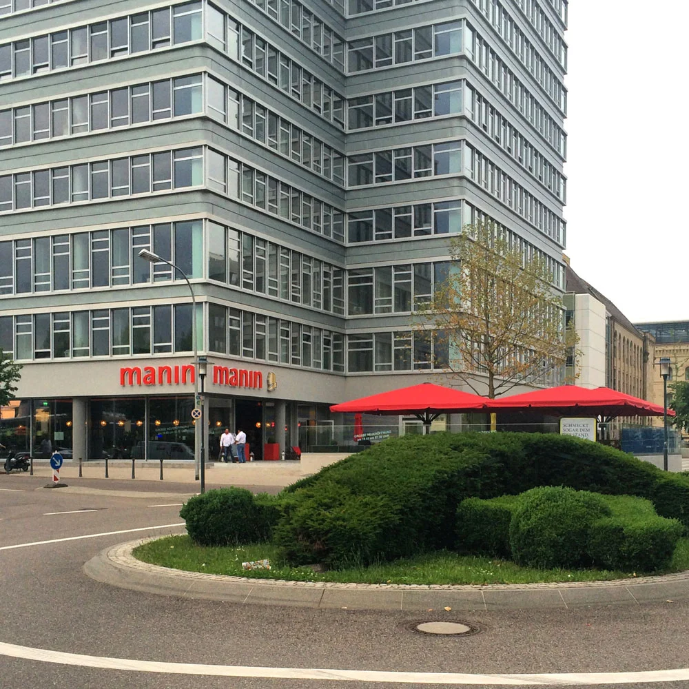 Das 1972 errichtete Hochhaus der Ärztekammer des Saarlandes ist durch seine markante Statur und Silhouette ein weithin sichtbares Landmark in der vom Wiederaufbau geprägten Innenstadt Saarbrückens. Im Ensemble Kongressplatz spielt es als vertikales Gegenstück des flachen Kongresshauses eine vorrangige städtebauliche Rolle. >>>>