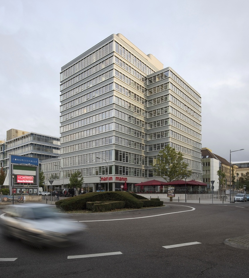 Das 1972 errichtete Hochhaus der Ärztekammer des Saarlandes ist durch seine markante Statur und Silhouette ein weithin sichtbares Landmark in der vom Wiederaufbau geprägten Innenstadt Saarbrückens. Im Ensemble Kongressplatz spielt es als vertikales Gegenstück des flachen Kongresshauses eine vorrangige städtebauliche Rolle. >>>>