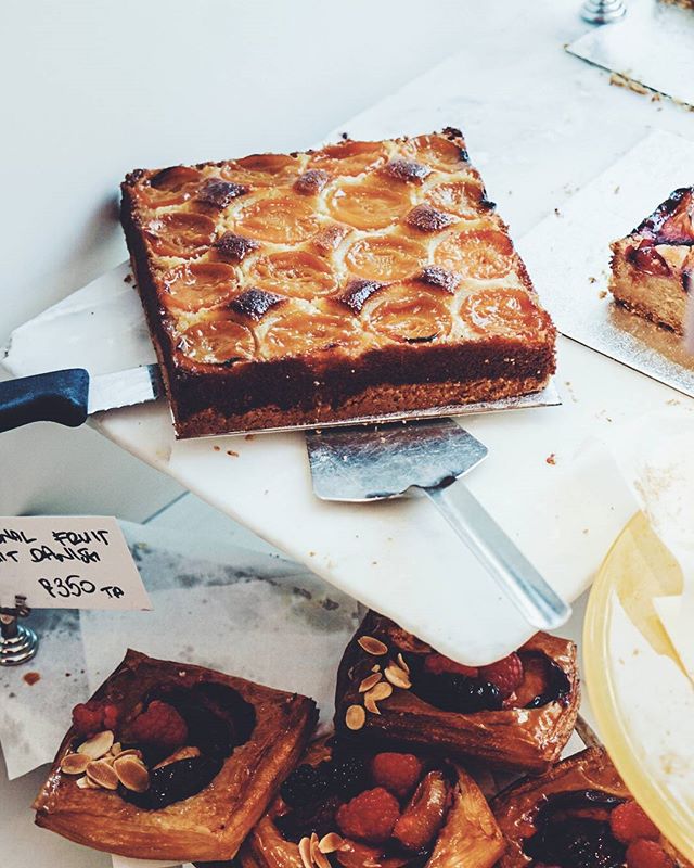 Still dreaming of all of the pastries from @ottolenghi Notting Hill. Some of the best I've tasted, in the whole wide world. Raspberry meringues as big as my head, chocolate tahini tarts, cheesecakes, pistachio cakes, prune and chocolate pastries, bla