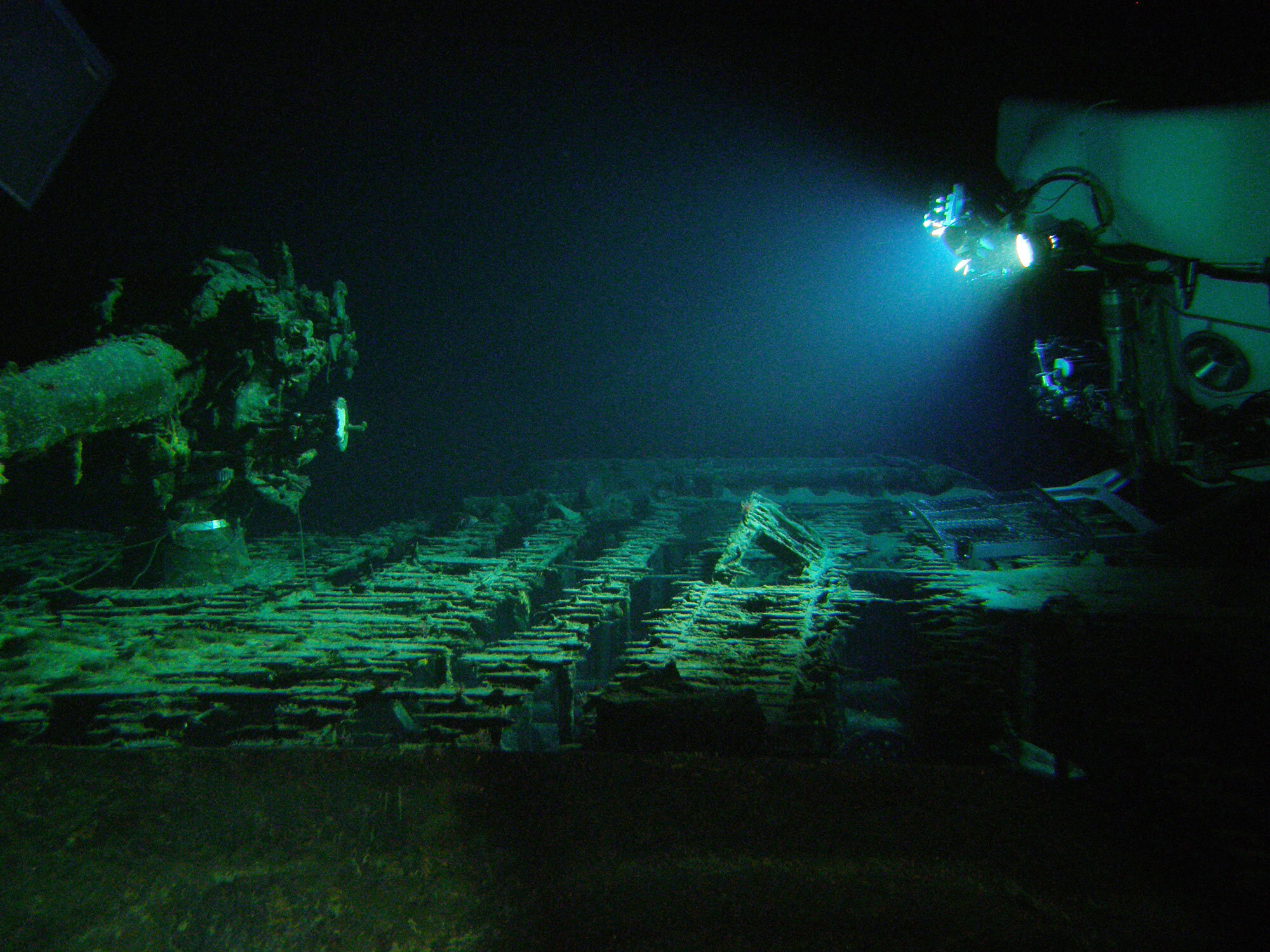 Pisces submarine at I-401 wreck - off coast of Oahu, Hawaii