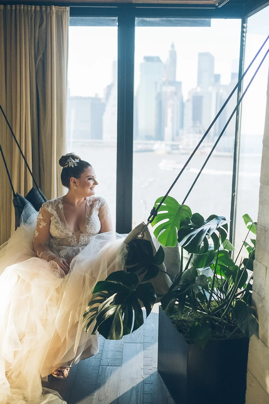 ALEXANDRA-MICHAEL-NYC-WEDDING-LIBERTY-WAREHOUSE-BROOKLYN-PREP-CYNTHIACHUNG-0260.jpg