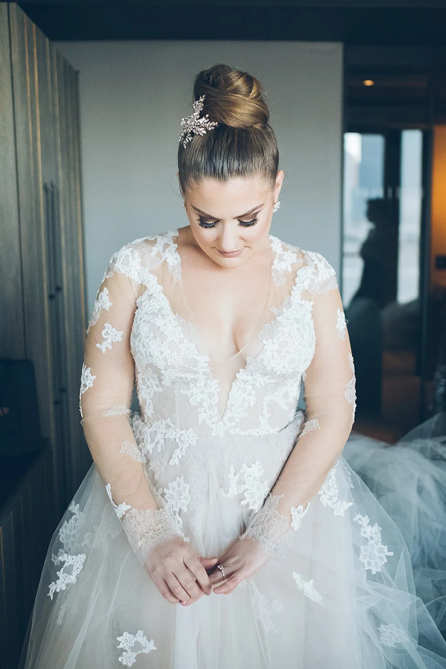 ALEXANDRA-MICHAEL-NYC-WEDDING-LIBERTY-WAREHOUSE-BROOKLYN-PREP-CYNTHIACHUNG-0240.jpg