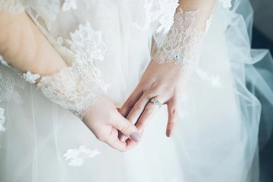ALEXANDRA-MICHAEL-NYC-WEDDING-LIBERTY-WAREHOUSE-BROOKLYN-PREP-CYNTHIACHUNG-0243.jpg