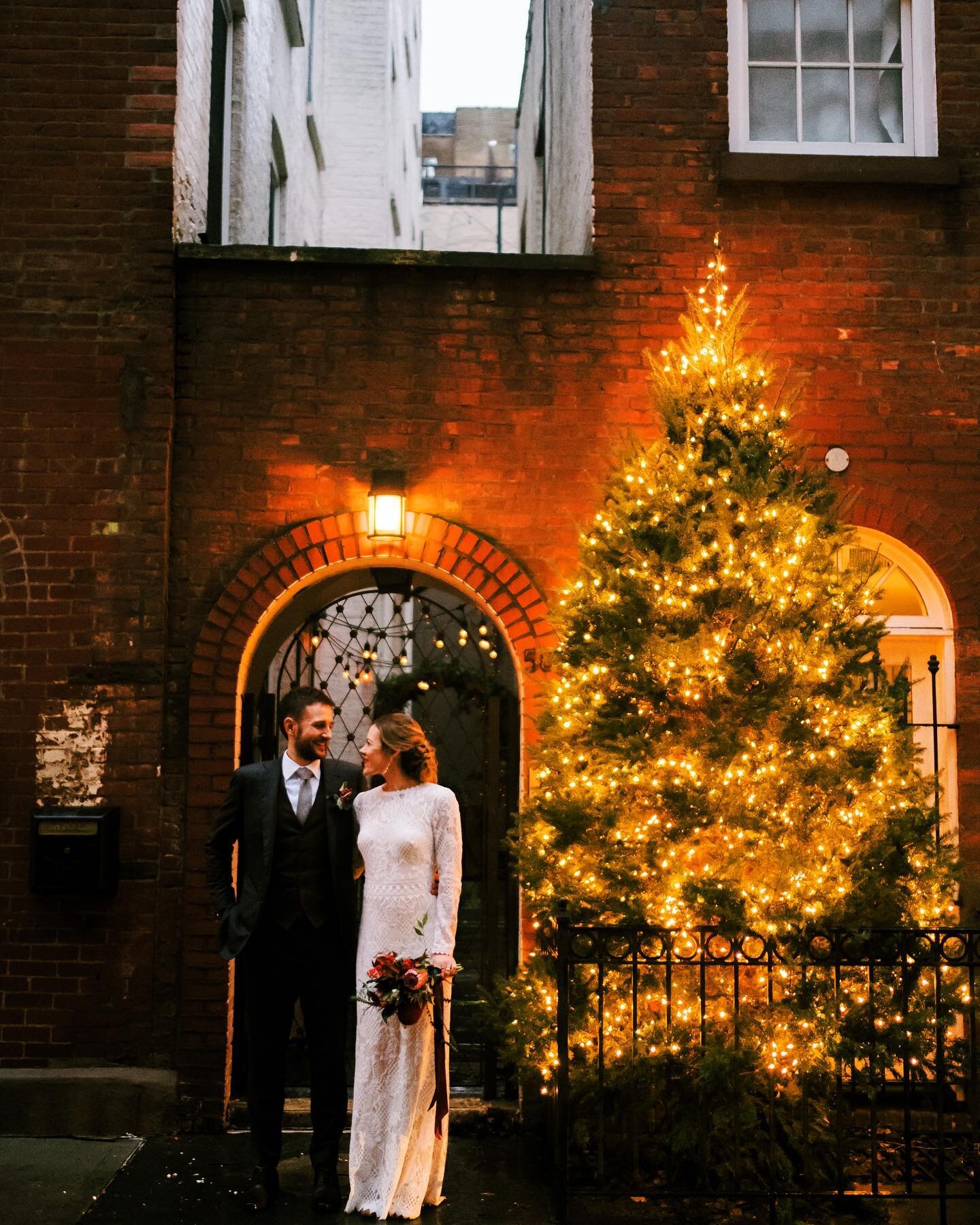 Hoping and wishing everyone a very Merry Christmas and a happy and safe Holiday week! 🎄☃️🎄☃️🎄

#christmastree 
#christmaswedding 
#christmasinnewyork