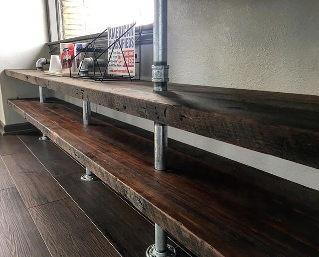 Big ole heart pine shelves (16&rdquo; x 11&rsquo;) made for our friends at the Drake Motel.
⠀⠀⠀⠀⠀⠀⠀⠀⠀⠀⠀⠀
Love the way these turned out with the metal piping... Thanks for bringin&rsquo; a little Woodstock into your lobby, y&rsquo;all! #heartpine #dra