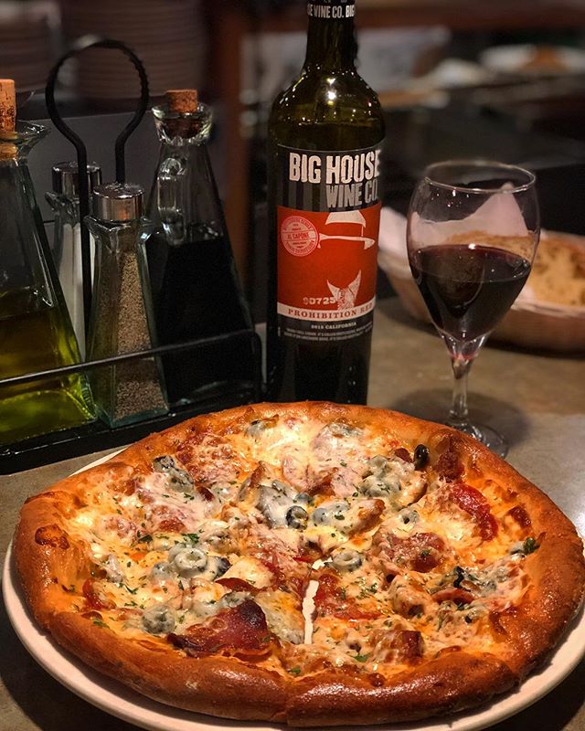 Treat yo self! 😜🍕🍷 #miovicinosaratoga #miovicino#miosaratoga#miovicinosaratoga#lasagna#italianfood#miosfamily#italiandinner#foodie#homemade#dinnerandwine#dinnerdate#italiansanjose#italianfoodlover#saratoga#santaclara#miosantaclara#pizza