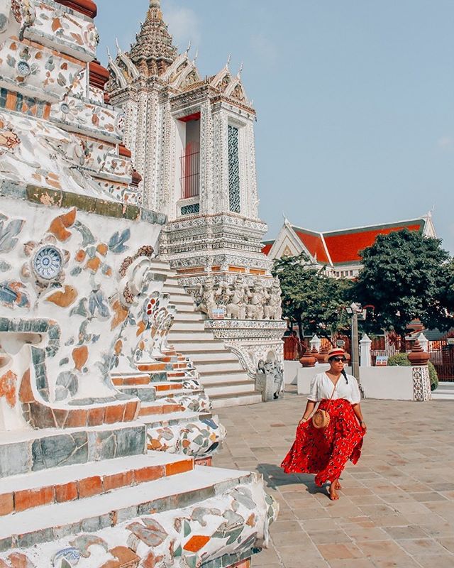 Taking a stroll in one of my favorite temples in Bangkok, the Temple of Damn. ⁠I was enamored by all the details and the beautiful colors throughout this temple!⁠⠀
::⁠⠀
Have you ever been? ⁠⠀
::⁠⠀
::⁠⠀
⁠Dando un paseo en uno de mis templos favoritos 