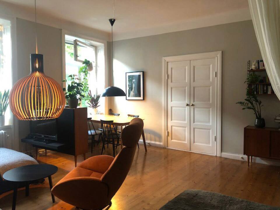 Vardagsrum - Pardörrar in till lilla sovrummet