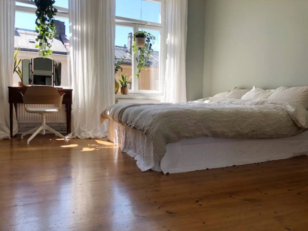 Stora sovrummet i söderläge mot gård.