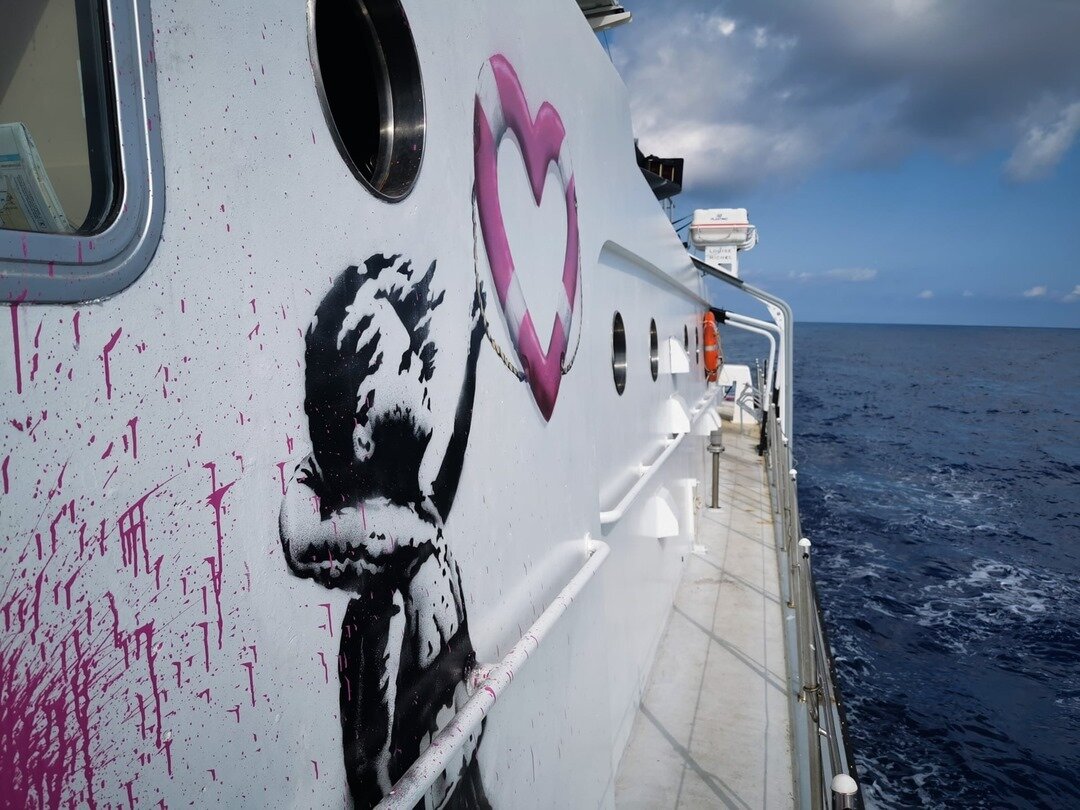 How art can change the world? @banksy shows us that artists can be activists. Recently, he funded a boat that is rescuing refugees at the Mediterranean sea. ⠀⠀⠀⠀⠀⠀⠀⠀⠀
⠀⠀⠀⠀⠀⠀⠀⠀⠀
The vessel features a painting depicting a young girl holding on to a hea