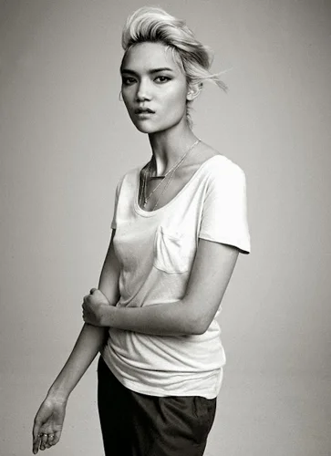 Charlotte-Carey---Uniqlo-3.jpg