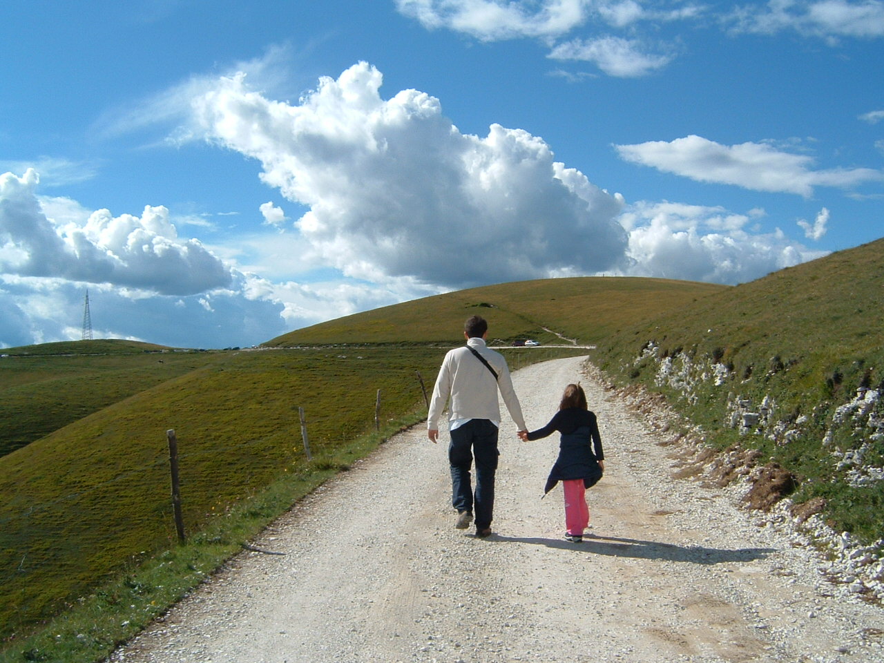 Un padre y un adolescente caminando juntos
