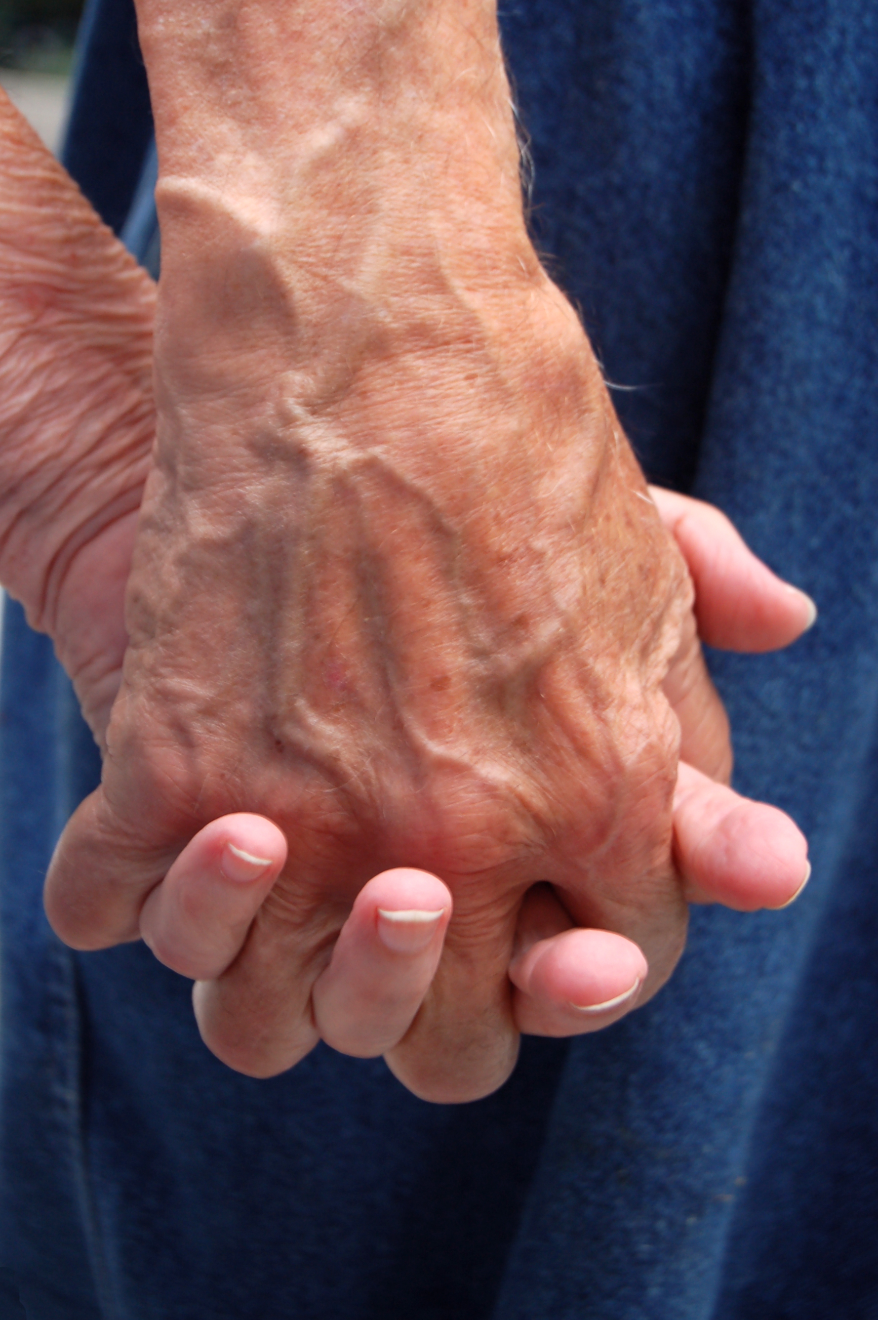 Сцепленные руки пожилых людей