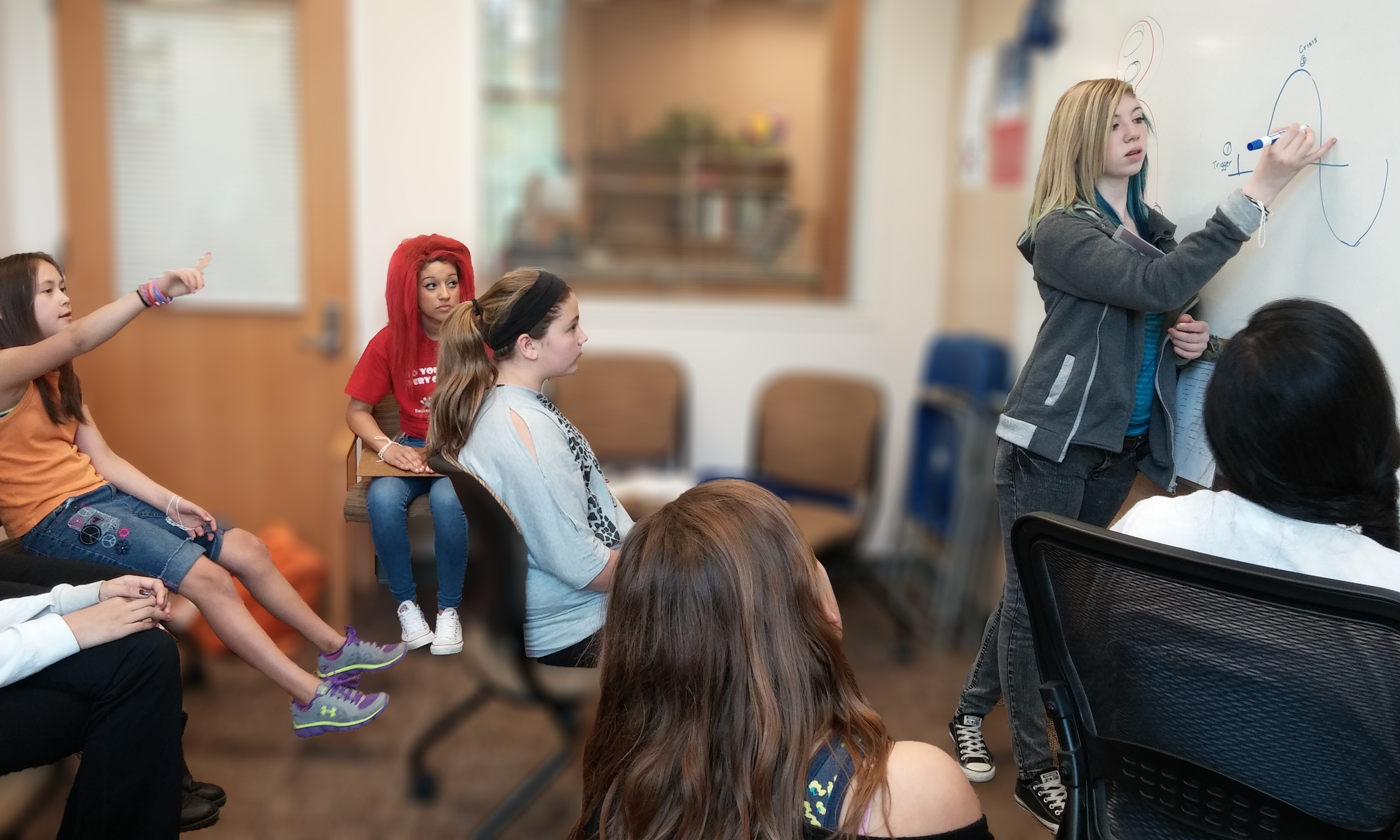 Jóvenes de enseñanza media facilitan un taller local de resolución de conflictos
