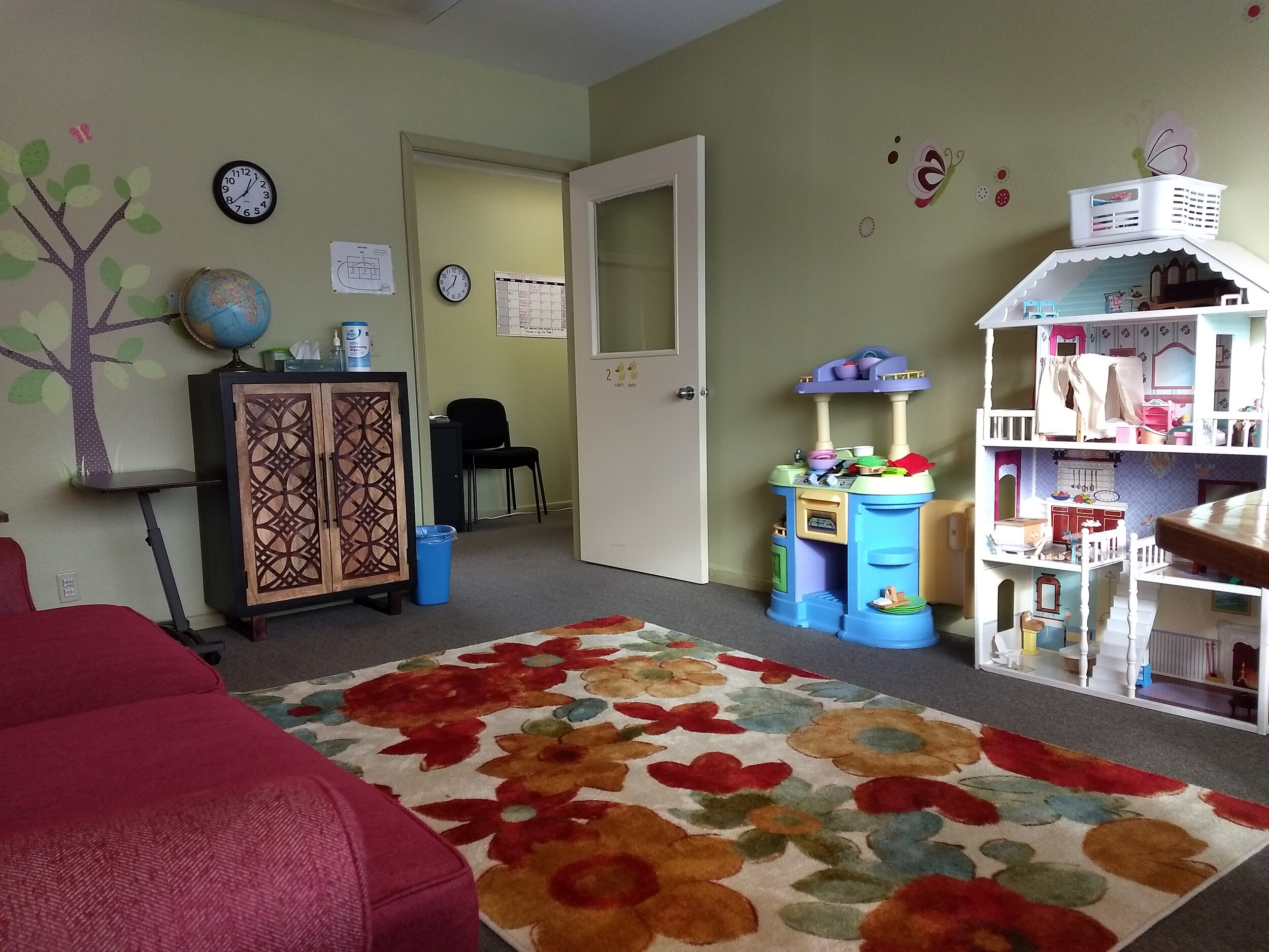 красочное изображение комнаты для свиданий под присмотром, полной игрушек и украшений