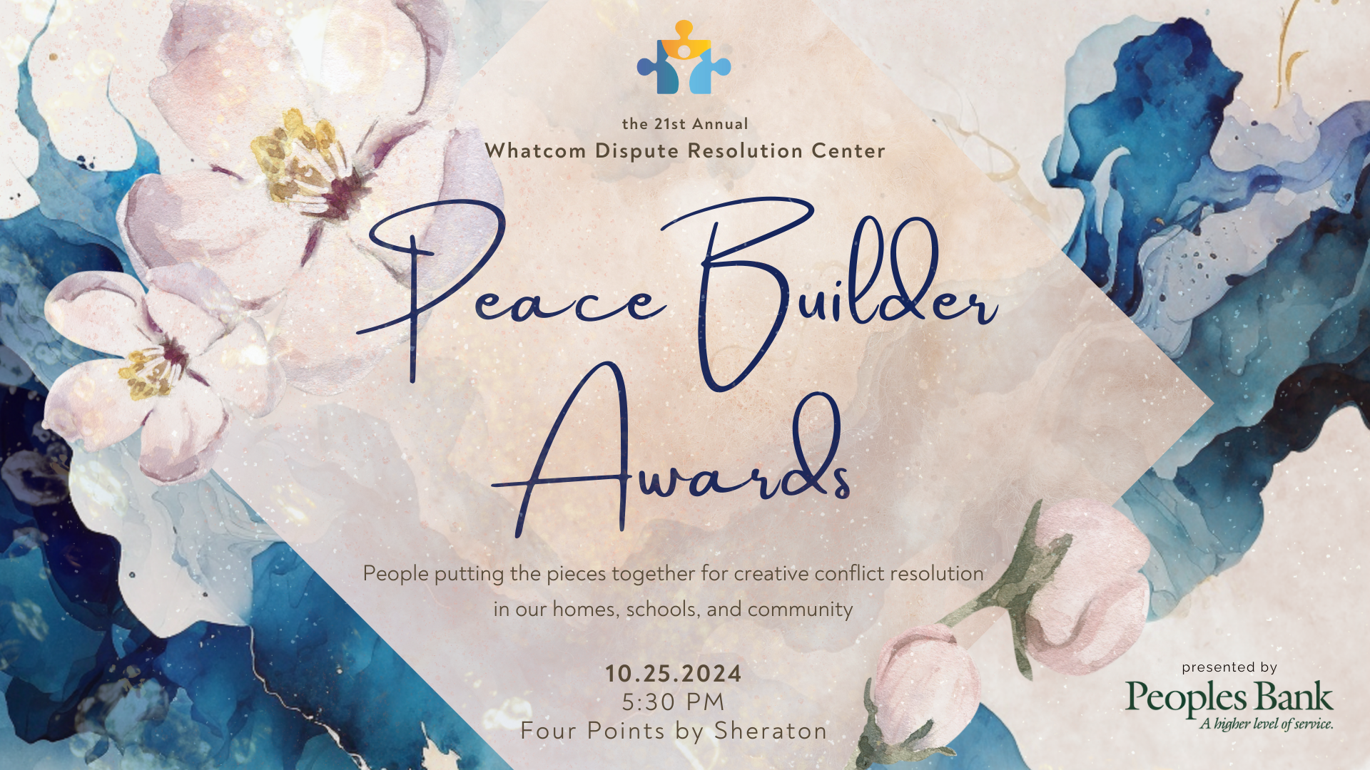 Cartel de los Peace Builder Awards con fondo de acuarela con flores de manzano y el texto: "21º Premio Anual al Constructor de la Paz del Centro de Resolución de Disputas Whatcom - 25.10.2024, 17:30, Four Points by Sheraton