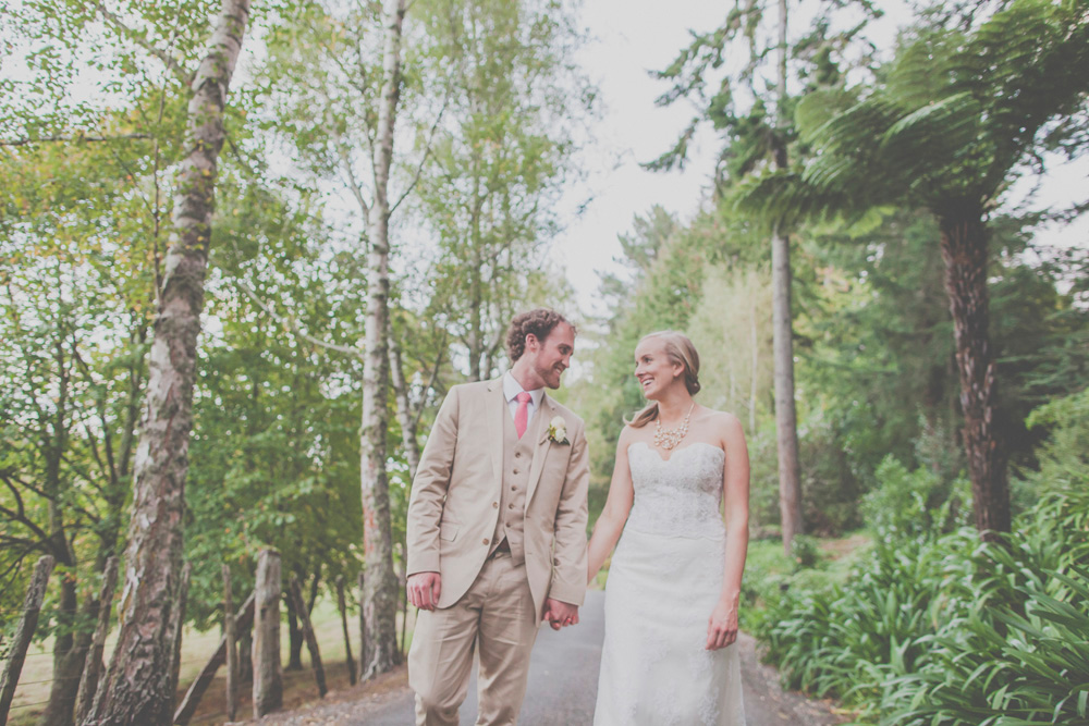 Nelson wedding at Neudorf Vineyards. Wedding photography by Jenny Siaosi.