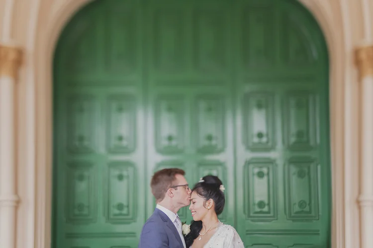 Wellington wedding bridal party photos in front of green door at parliamentary library, wellington nz. Photos by Jenny Siaosi.