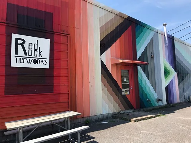 Live from Nashville, Tennessee! We are visiting Red Rock Tileworks. Beautiful, handcrafted tiles for nearly every tile need. HUGE thanks to @morristileva for this opportunity to be inspired by the wonderful artists at @redrocktileworks !!!⁣⁣⁣
⁣⁣⁣⁣⁣⁣
