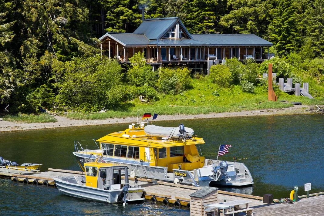 PICTURED ABOVE: Hidden
Bay Retreat is perched upon nearly a kilometer of low bank waterfront and
offers immediate access to pleasure craft and world-class fishing.
