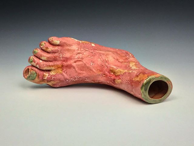 This is not a foot.👀Ceramic stoneware.🔥 Had fun slipcasting a bunch of these, more pics coming🤗
.
.
.
.
# ceramic #ceramics #ceramica #ceramicsculpture #art #art #sculpture #kunst #contemporaryart #pipe #smoke #420 #steamroller # foot #feet @smoka
