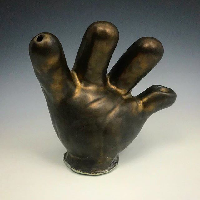 This is not a glove. ✋Ceramic stoneware🔥 I'm digging the gold glaze on this guy. .
.
.
.
.
#sculpture #contemporaryart 
#pipe # glove #hand #saturdaynight # smoke # ceramic #ceramica @smokable_objects #ceramicsculpture #kunst #art #arte