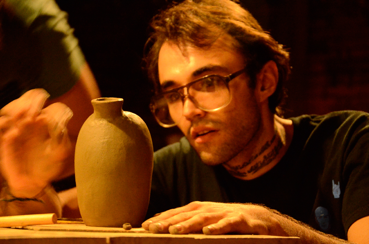 Alejandro Macias giving the last touches to his piece.