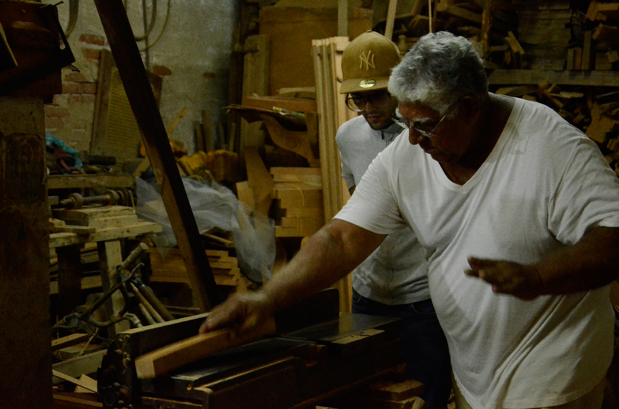 Oscar Prieto shaving some red cedar pieces.