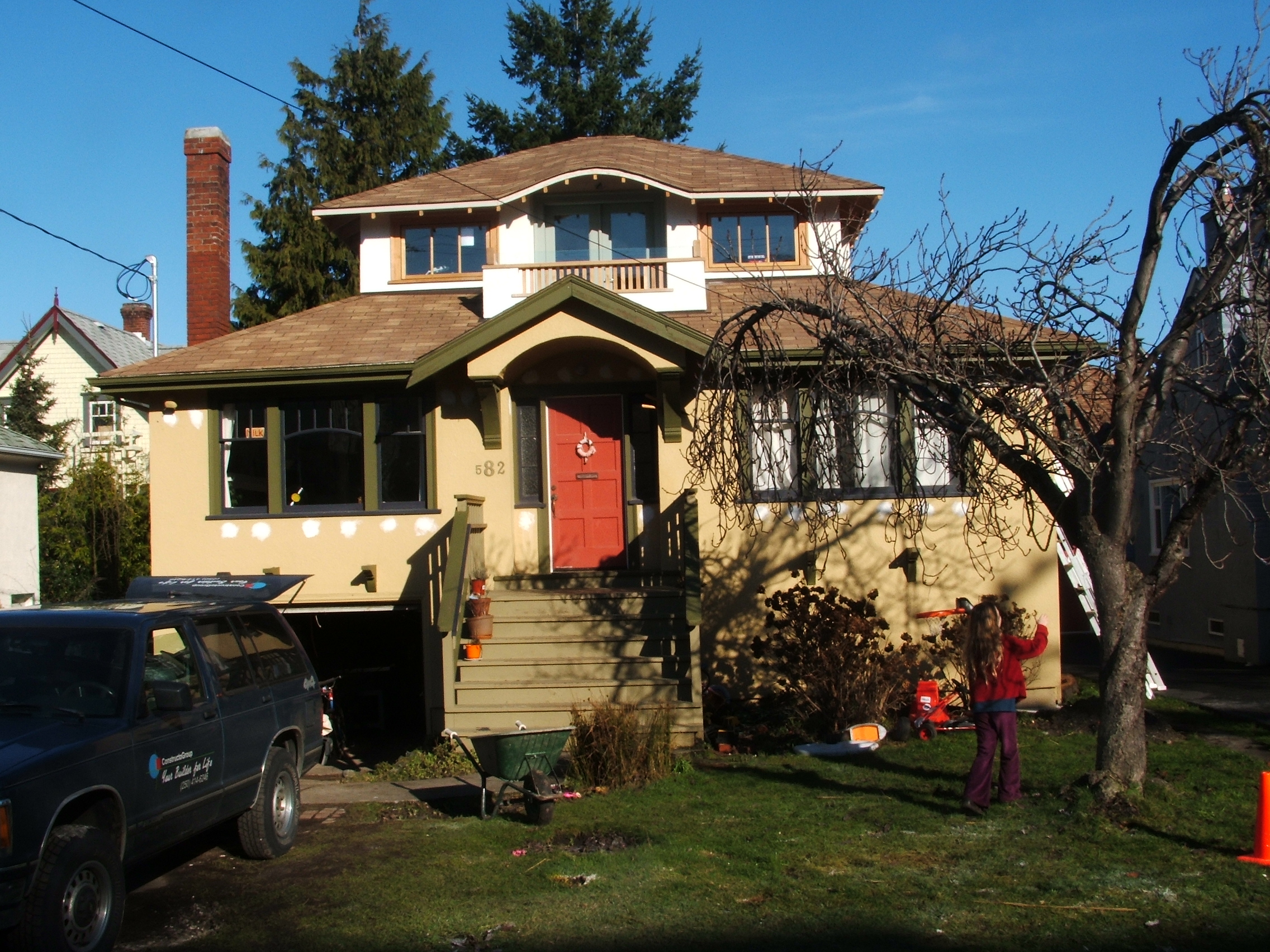  A second floor addition honouring the house's character. 