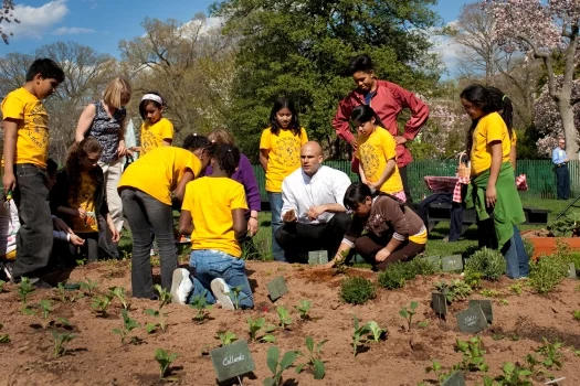 Gardens_Sam_Kass_with_students_in_White_House_Garden.jpg