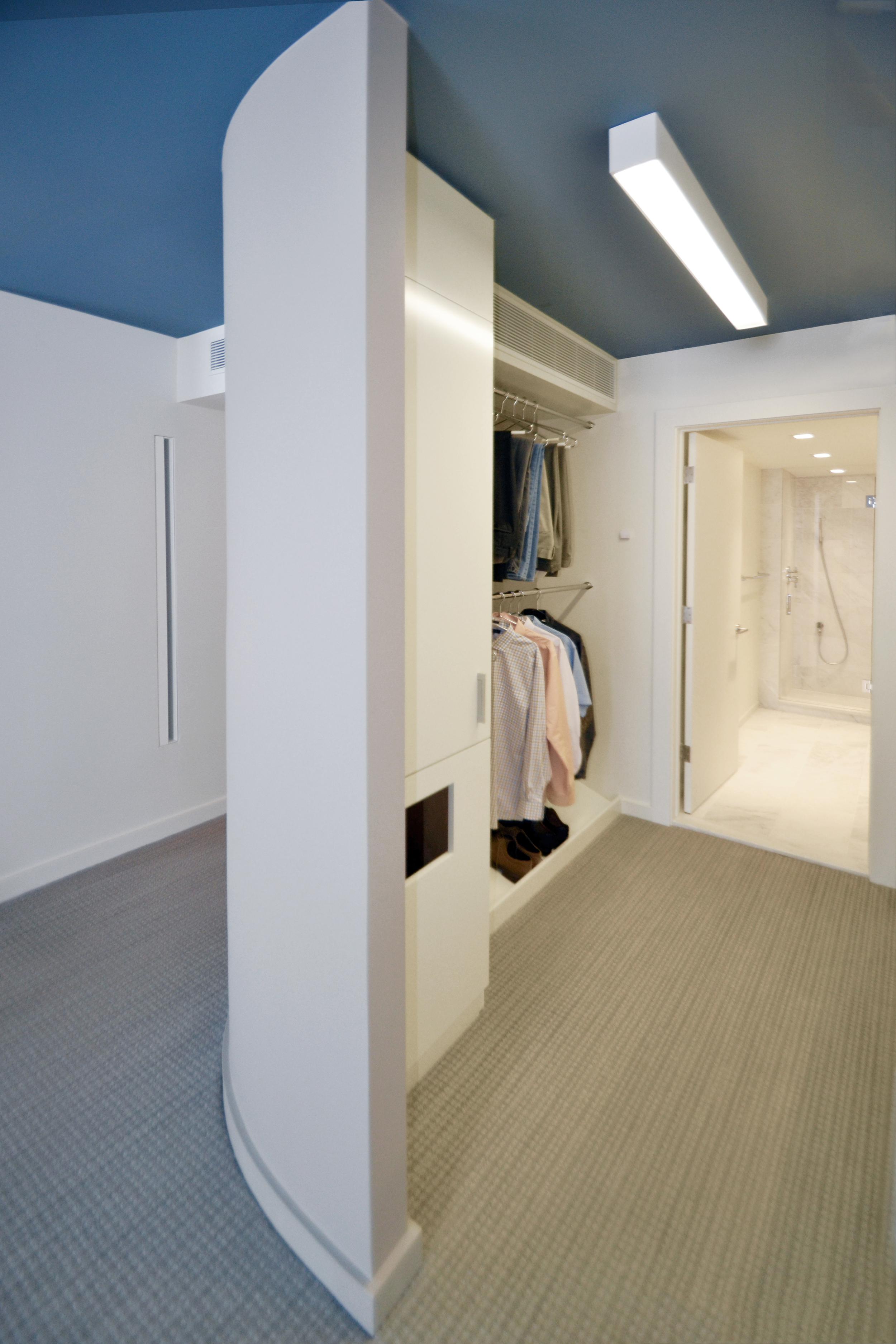  Walk-through closet 