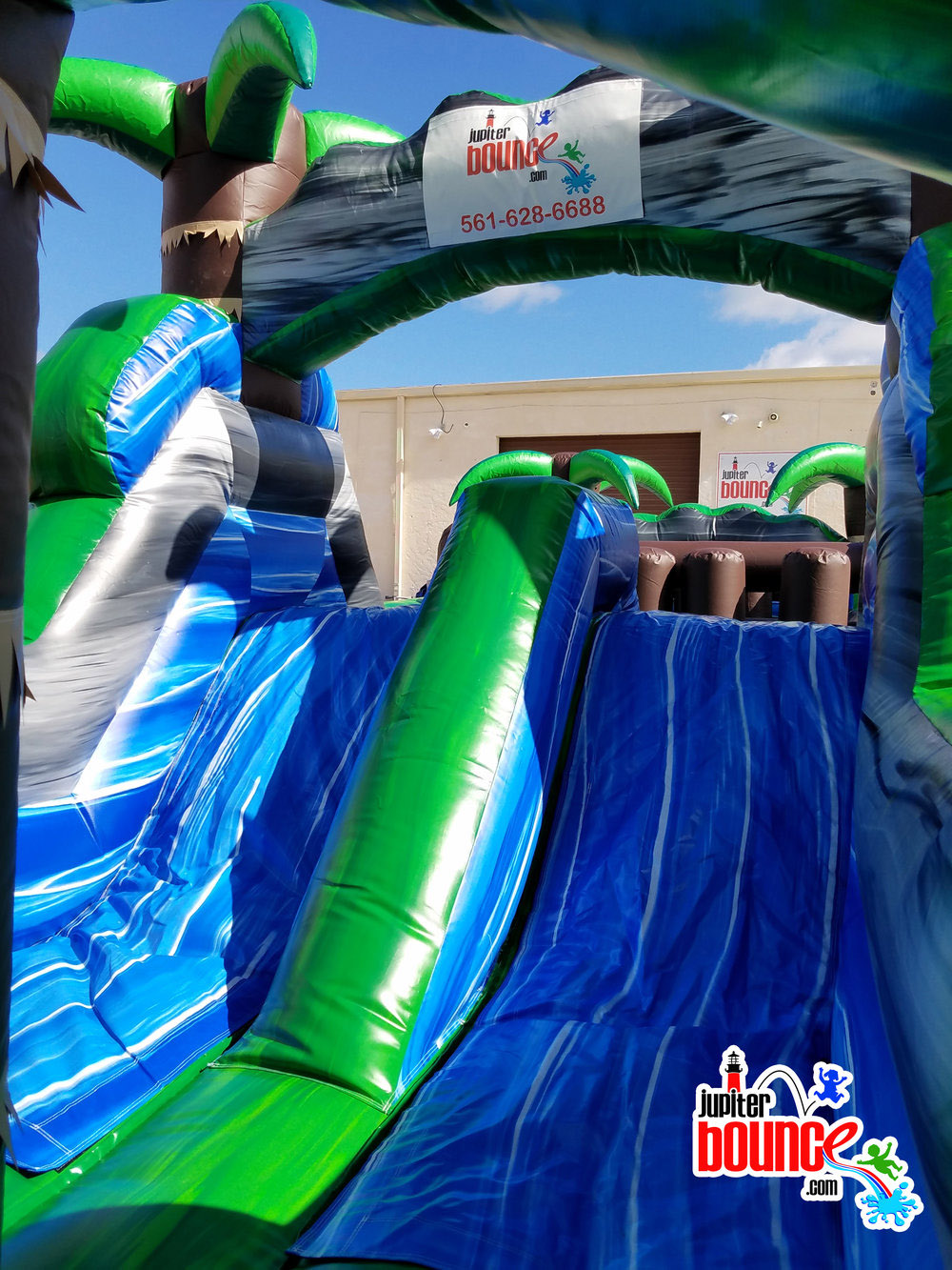 30ftobstaclecourse-bluecrushcombo-jupiterislandphotobooth-wpbrockwallrental.jpg