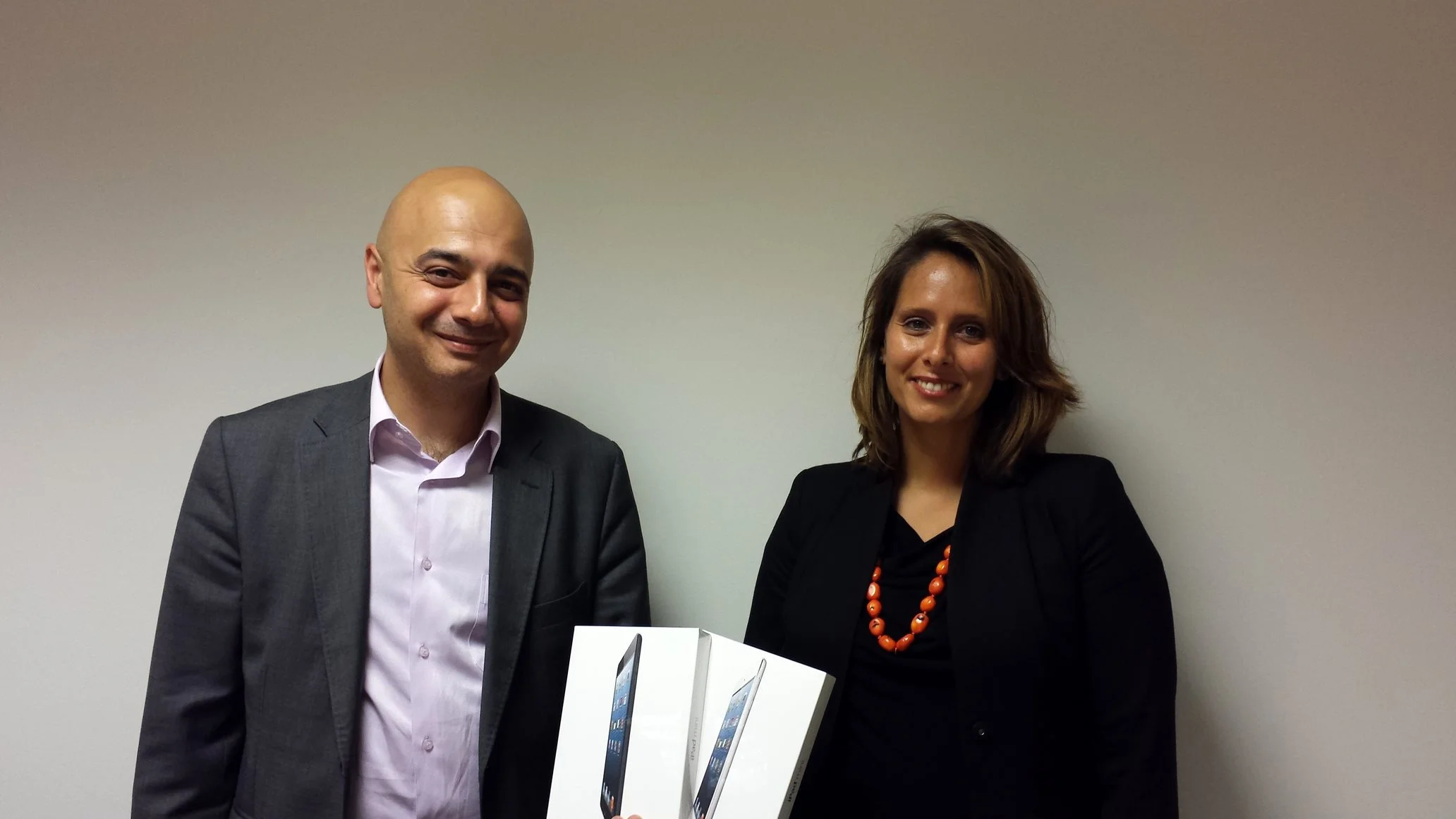 Monsieur Rotto-Balli (à gauche), membre du Conseil de fondation AVIFED, remet les deux iPad mini à Madame Pennone (à droite), de la société Loyco Fid SA.