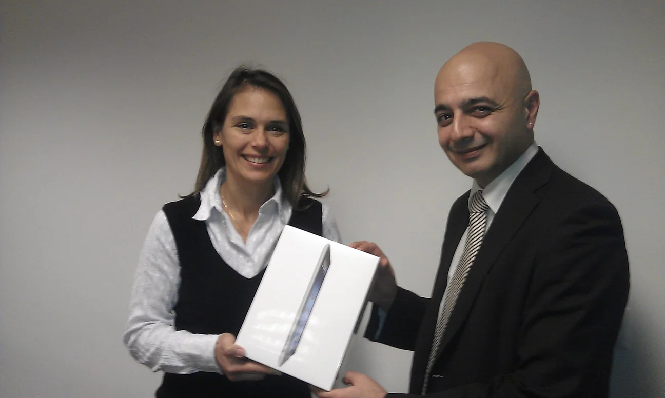 Monsieur Rotto-Balli (à droite), membre du Conseil de fondation AVIFED, remet le nouvel iPad à Madame Mondo (à gauche), du Centre International de Conférences Genève.