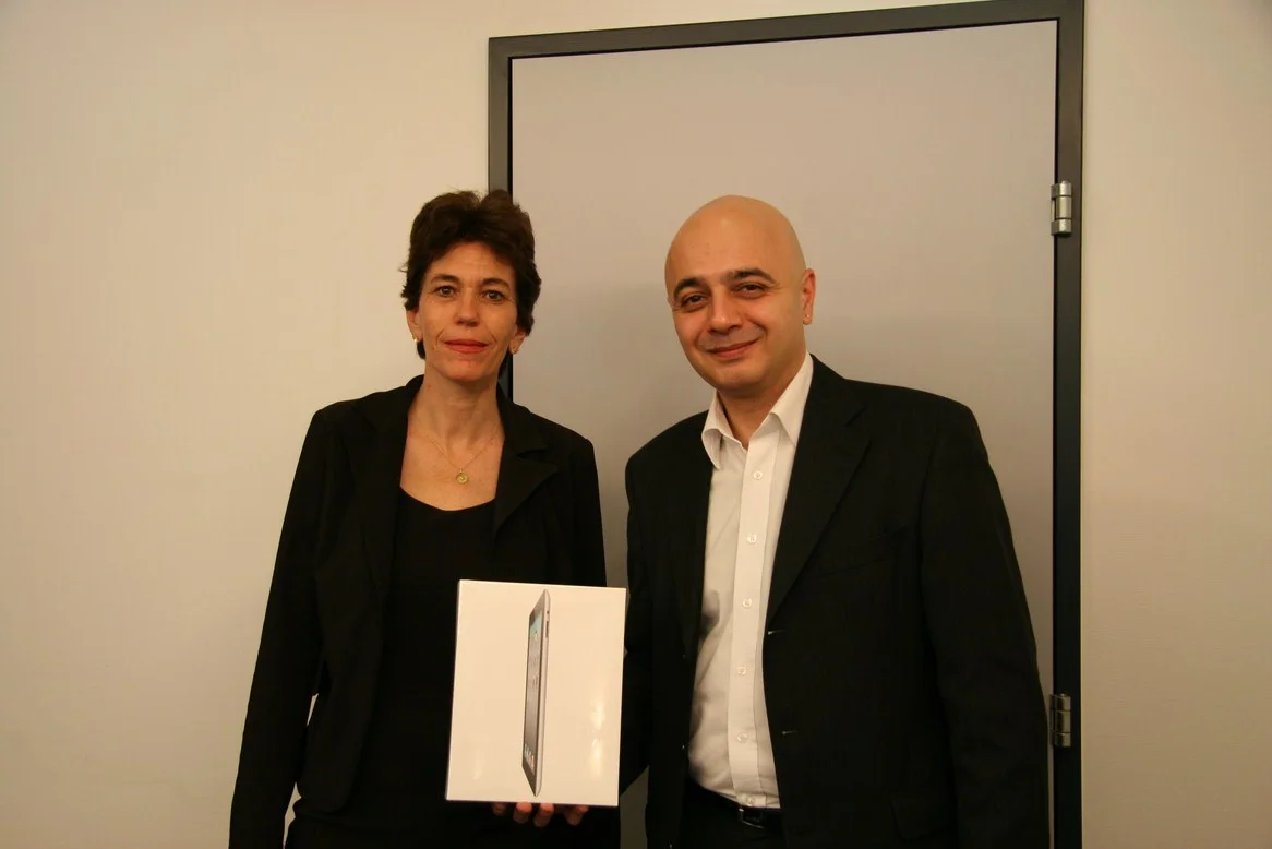 Monsieur Rotto-Balli, membre du Conseil de fondation AVIFED (à droite), remet l'Ipad2 à Madame Reymond, du Geneva Business News (à gauche)