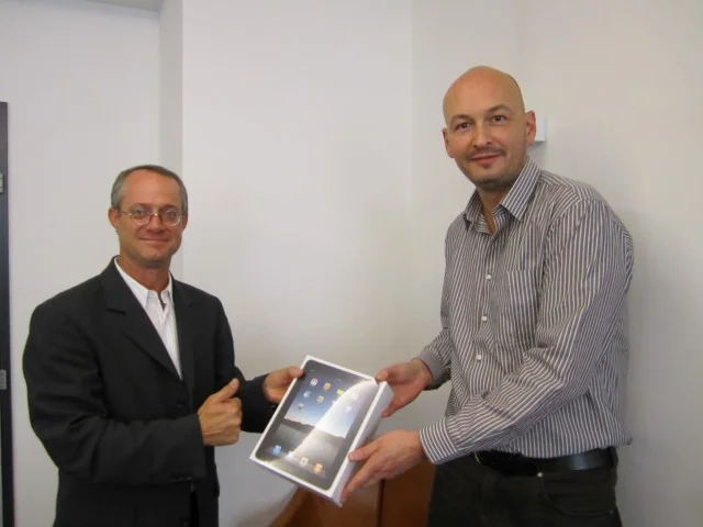 Monsieur Yves MENOUD (à droite) , Directeur, remet l'iPad à Monsieur Christian JORDAN (à gauche).